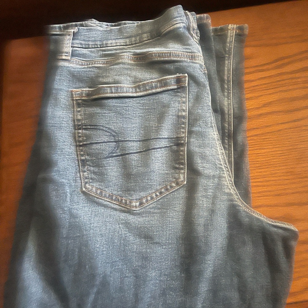 AE jeans like new that are too long for me in excellent condition.